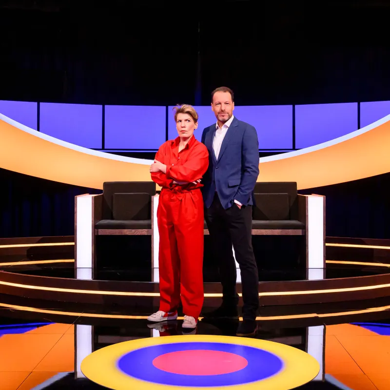 Man en vrouw in studio met cirkel op de vloer