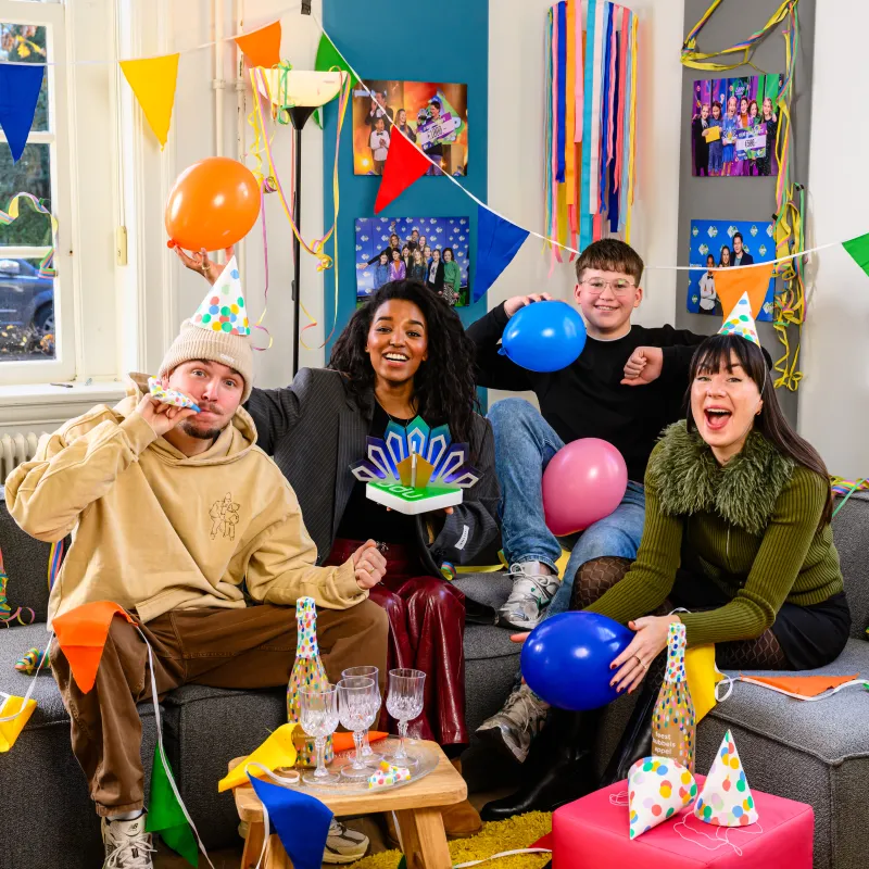 Vier mensen op een bank met feestversiering