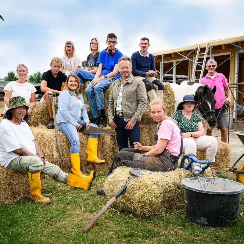 Kandidaten en Joris Linssen op een zorgboerderij 