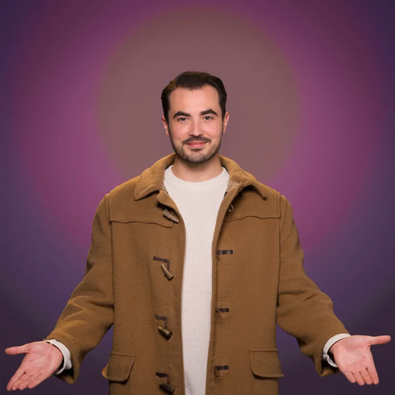 Man met bruine jas en open armen