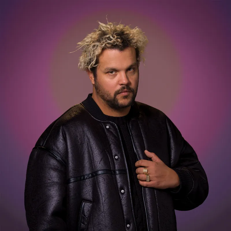 Man in zwarte jas kijkt serieus