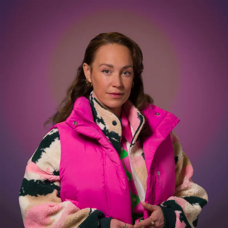 Vrouw in roze bodywarmer