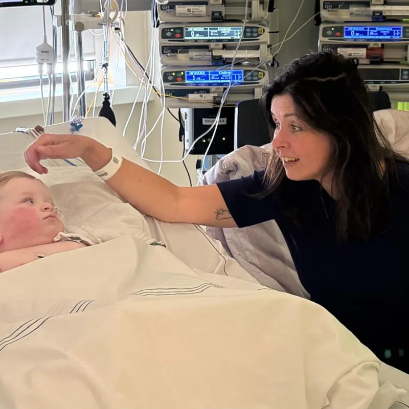 Linda aan het bed van Dani - Joris' kerstboom 