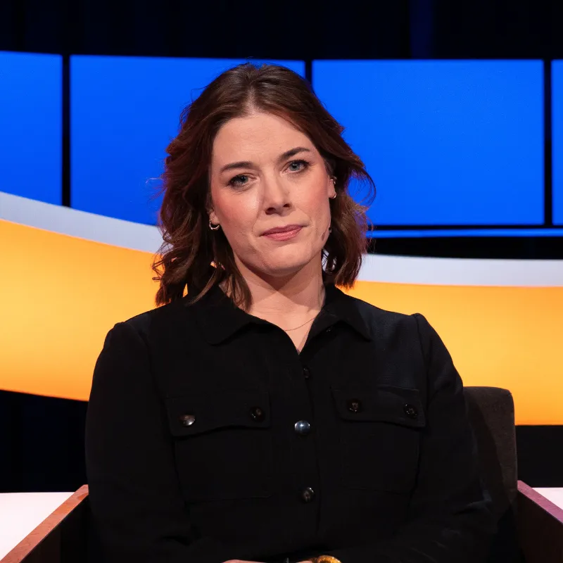 Vrouw met halflang haar en zwarte blouse