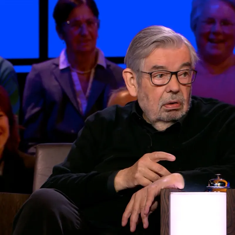 Maarten van Rossem in zijn stoel in De slimste mens
