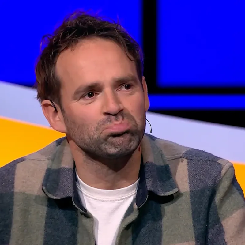 een man met een pruillip