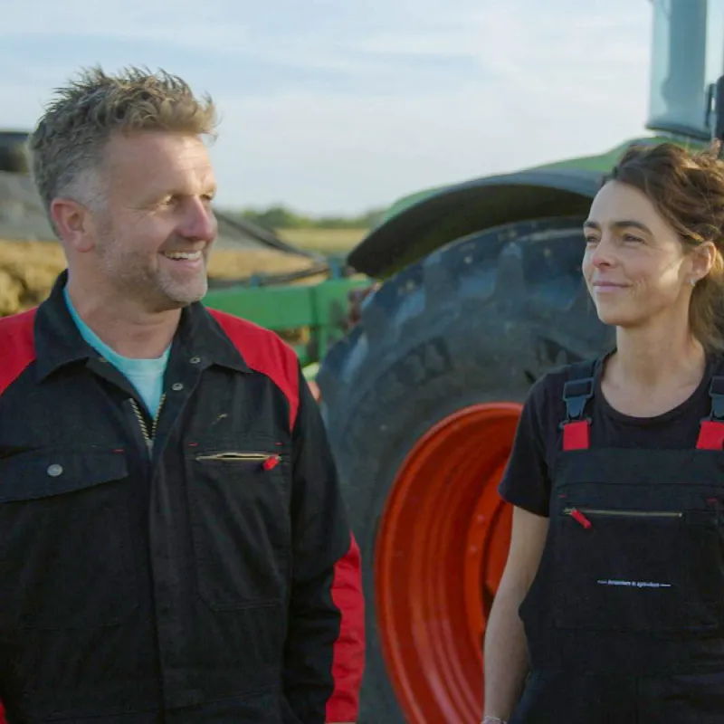 drie mensen voor een tractor