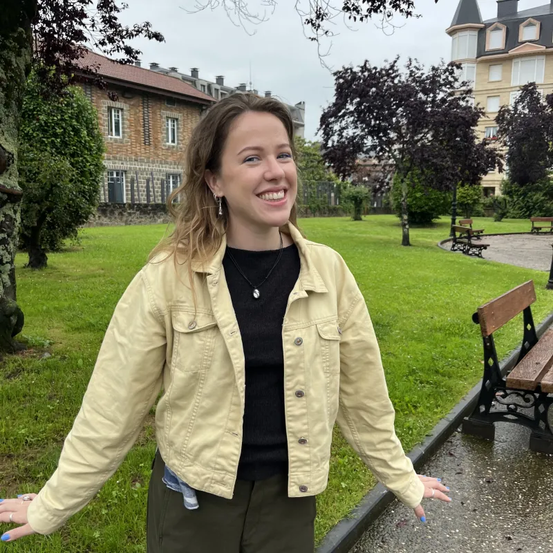 Vrouw op grasveld onder boom
