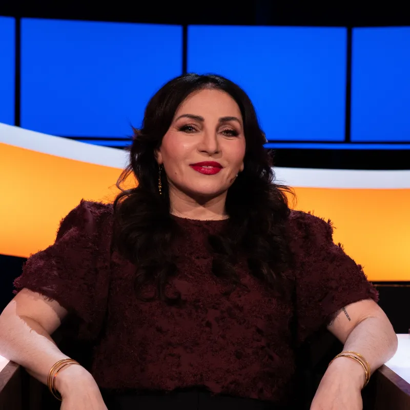 Lachende mevrouw met lang zwart haar 