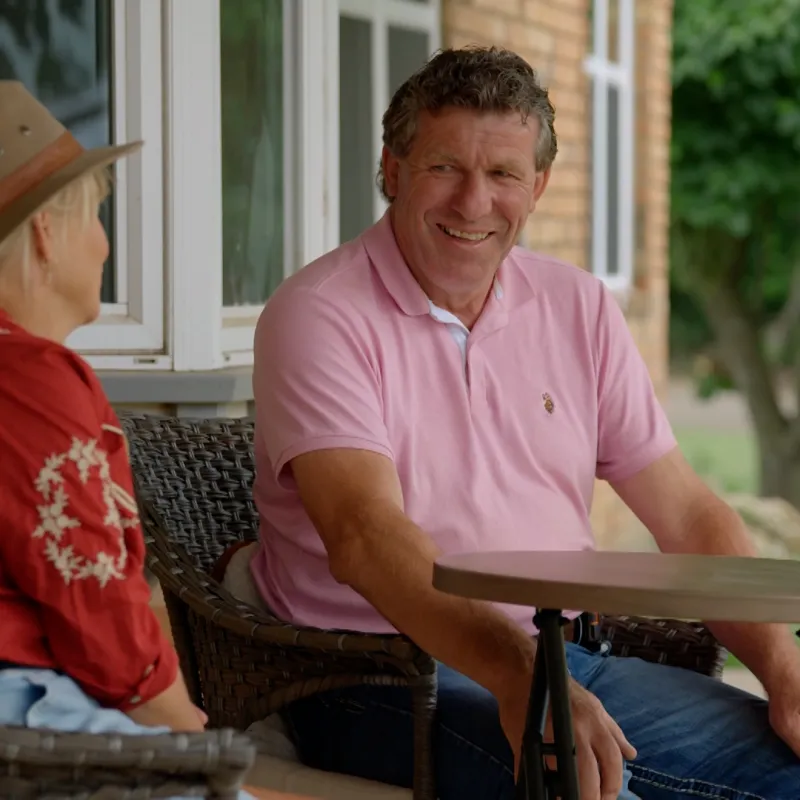 twee personen op een terras