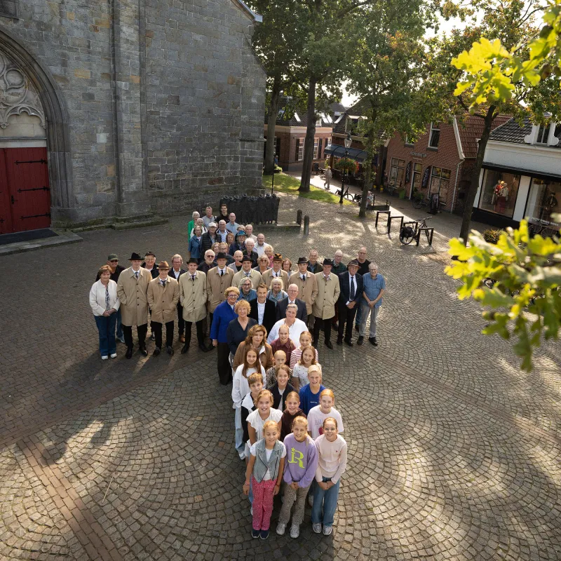 Mensen vormen een groot kruis