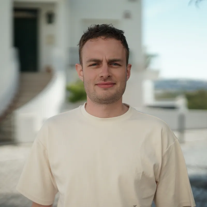 Man voor gebouw met palmbomen