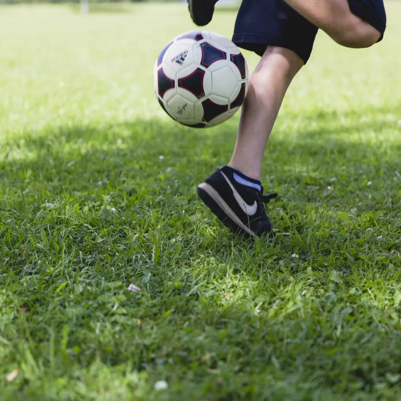 Voetballer in het gras