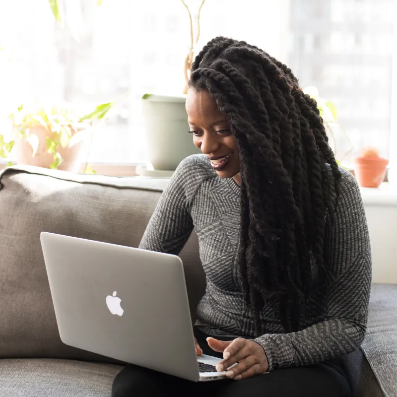 Vrouw achter computer