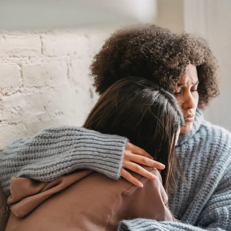 Twee vrouwen die elkaar omhelzen 
