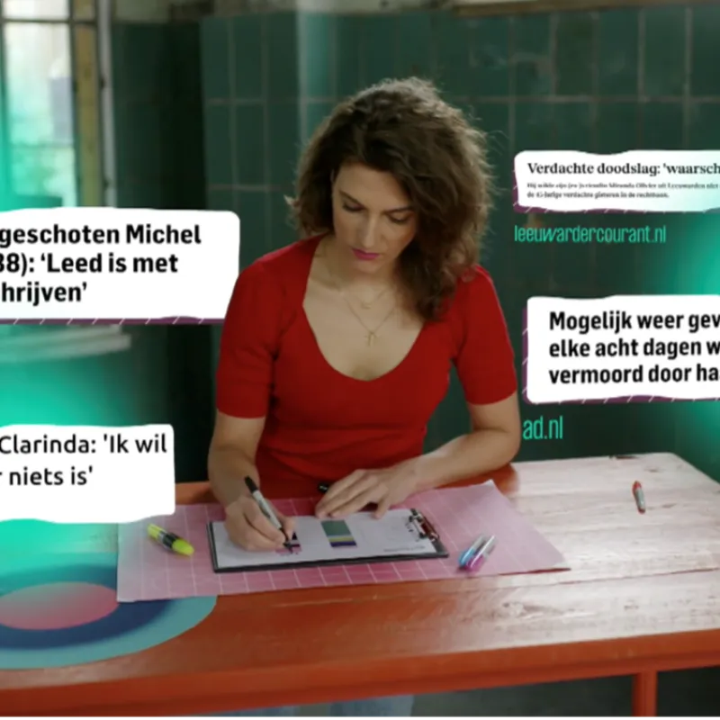 vrouw schrijft op een papier