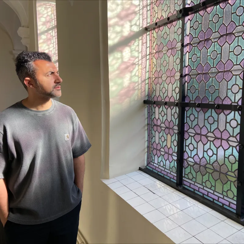 Schrijver en columnist Özcan Akyol bezoekt het klooster
