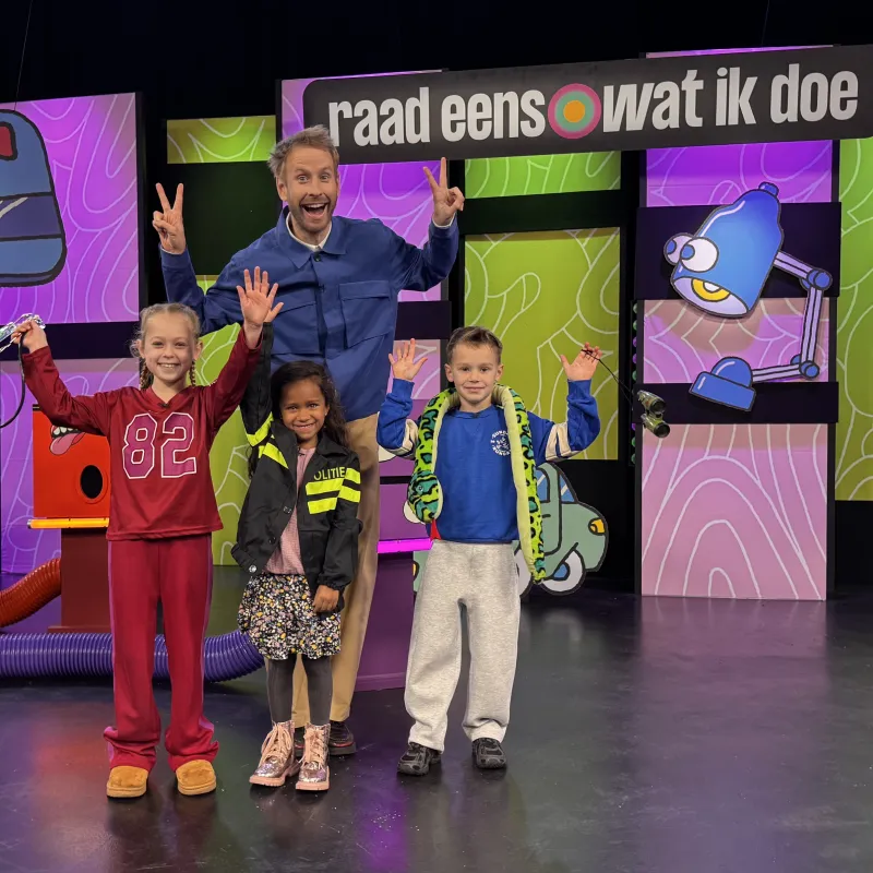 Man met kinderen in studio