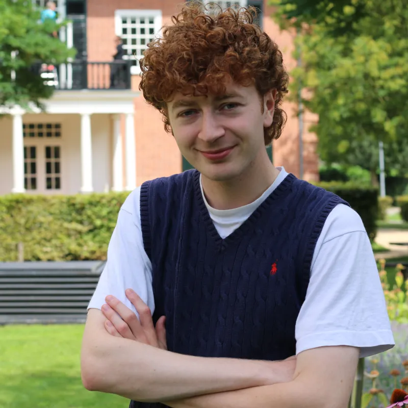 Glimlachende man met krullen