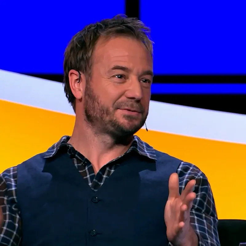 Een man in een blauw met gele studio