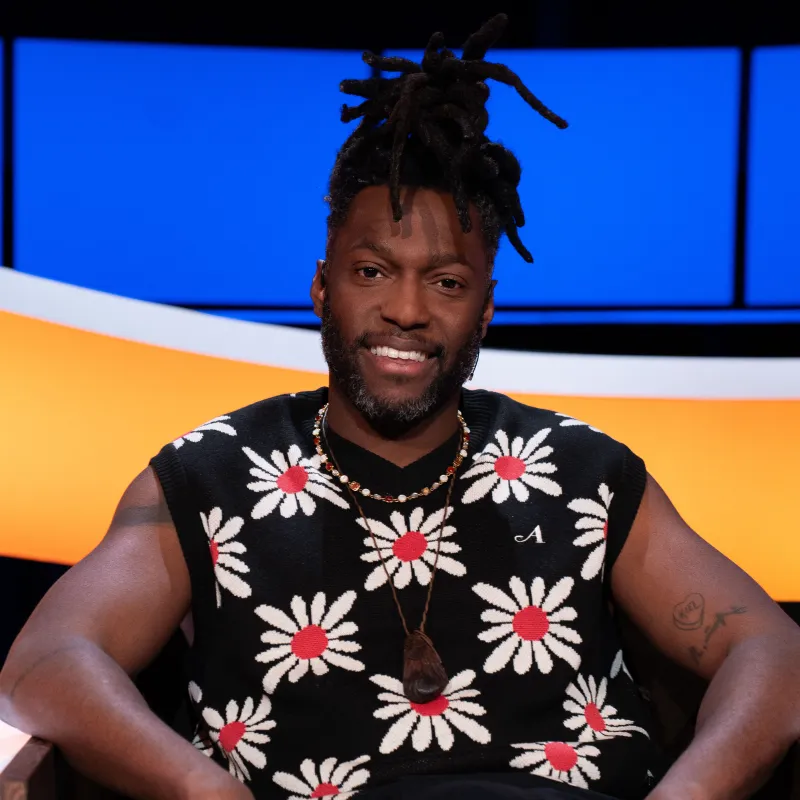 Man met zwart haar en ketting