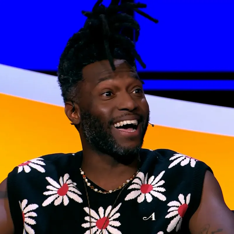 een man in De slimste mens studio