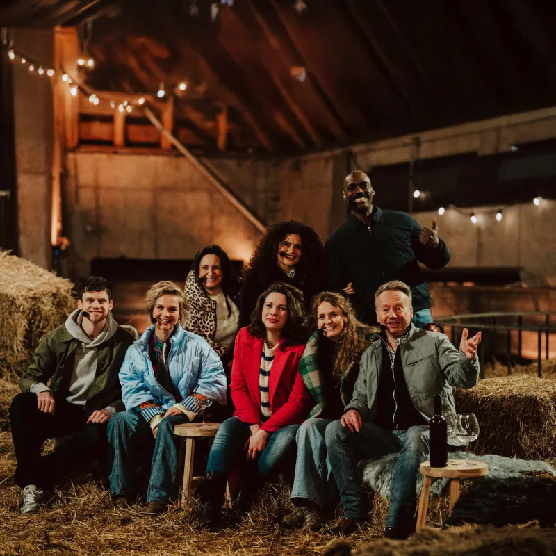 Groep mensen in een schuur