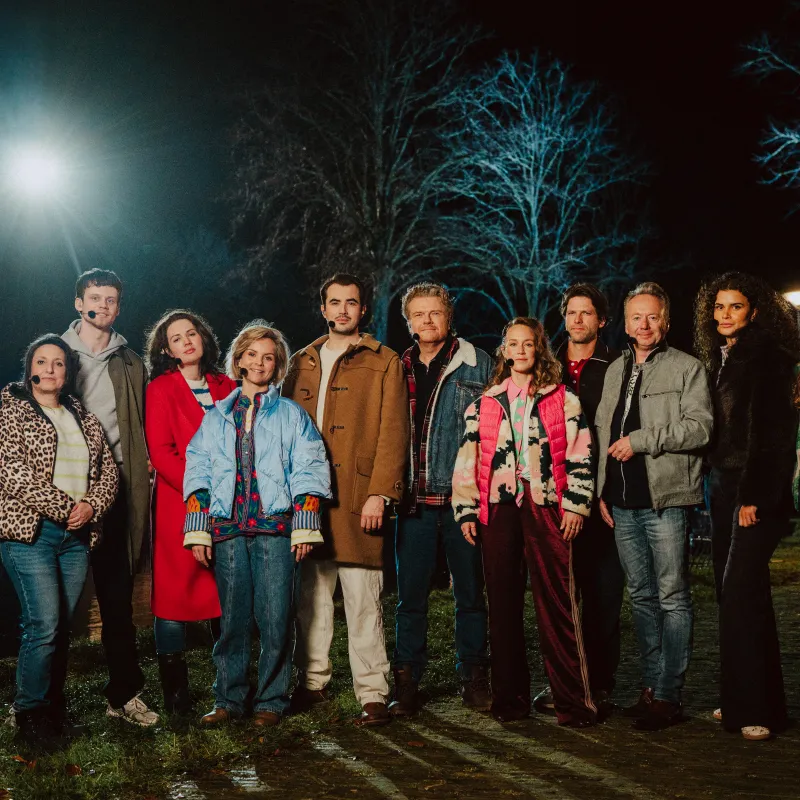 Groep acteurs geposeerd in het donker