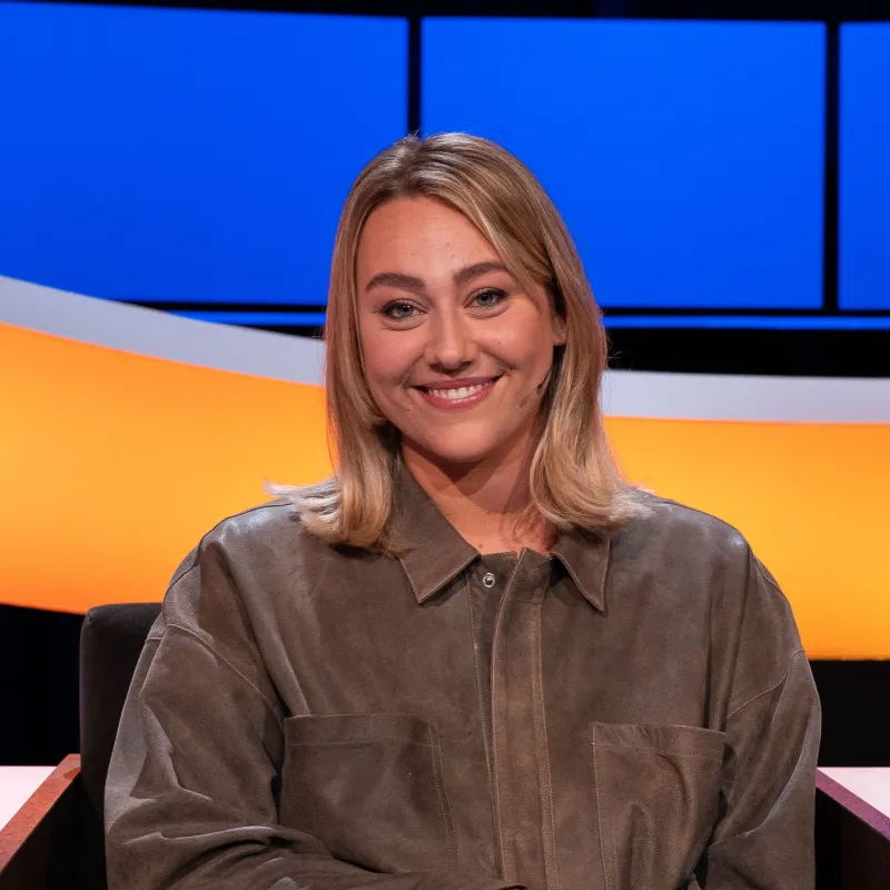 Blonde vrouw met bruine blouse 