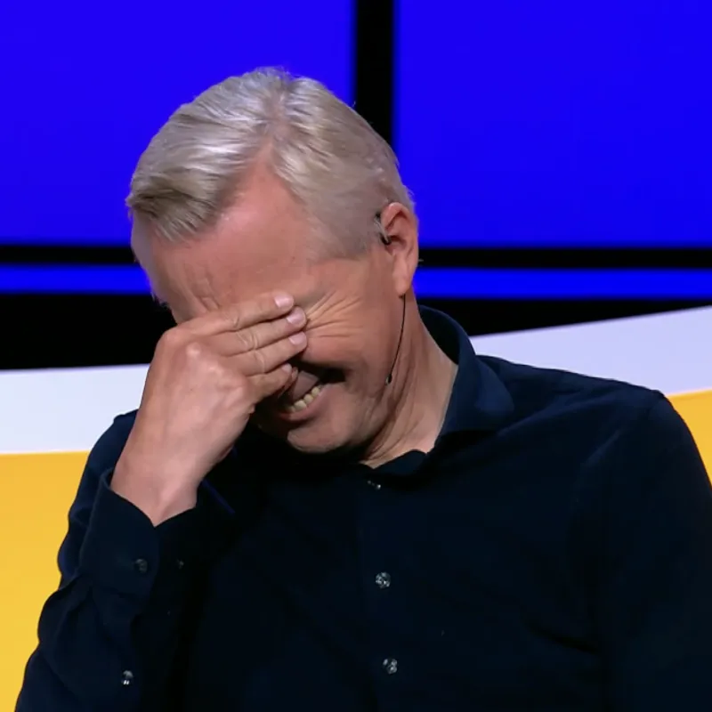 Man met hand voor gezicht