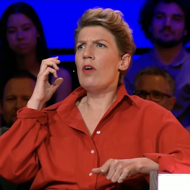 Vrouw in rode blouse