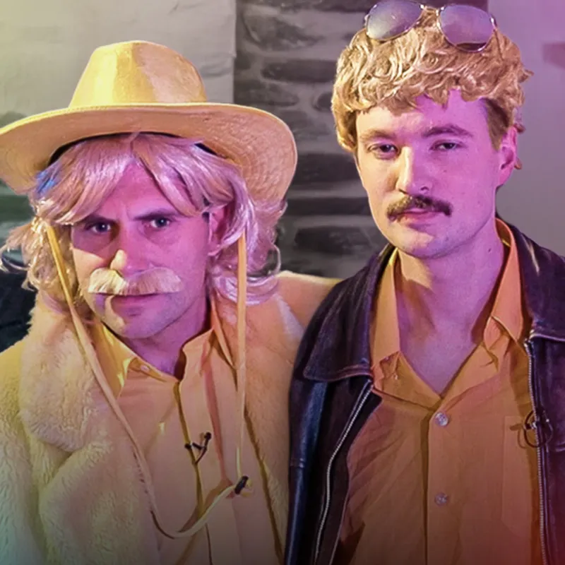 Twee mannen in kostuum in kroeg