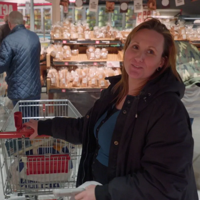 Mensen in supermarkt met kar