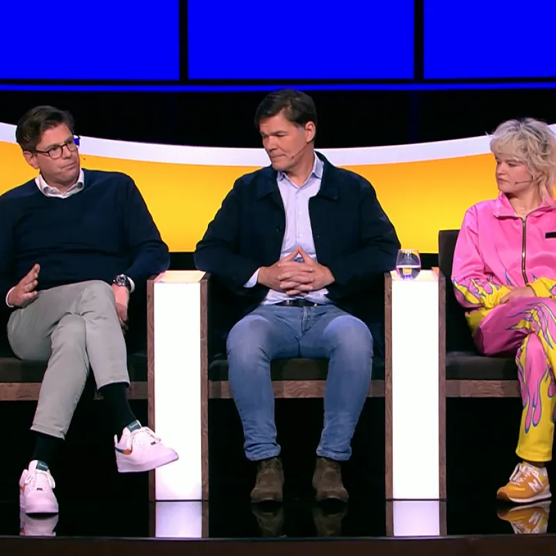 Drie mensen in een studio