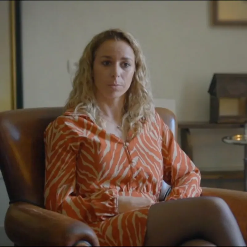 Vrouw in oranje kleding