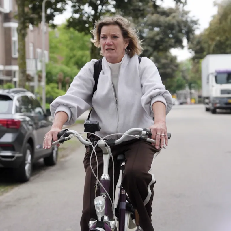 Straatzuster Wendy op fiets