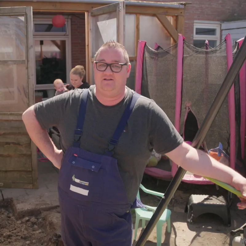 Sil de Lange is bezig in de tuin Een huis vol