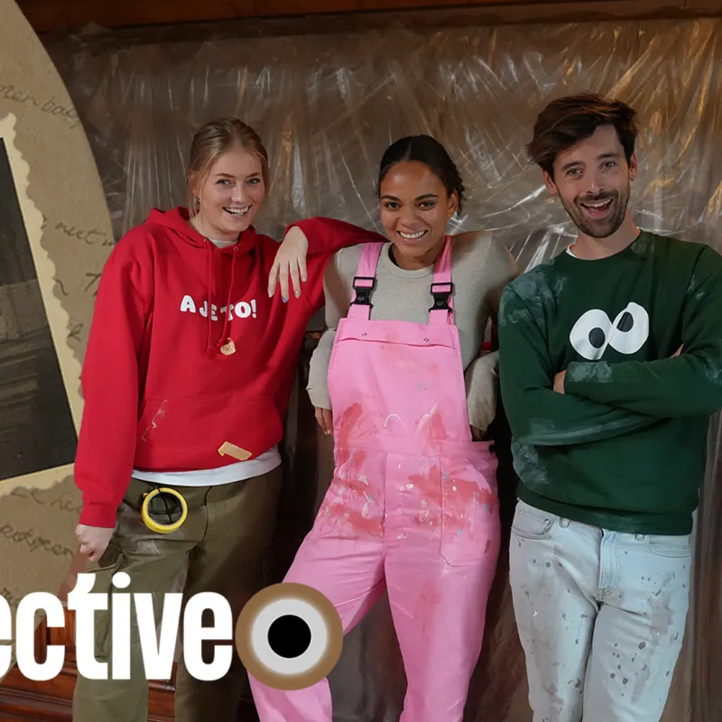 Foto met 3 jongeren voor een oude zwart-wit foto 