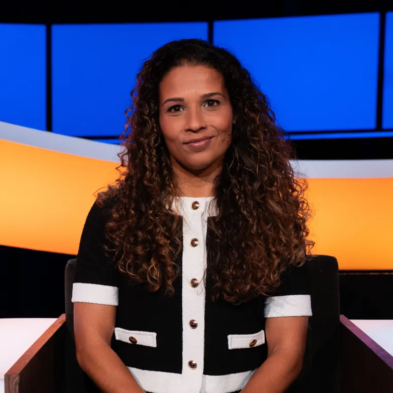 Mevrouw met lange zwarte krullen