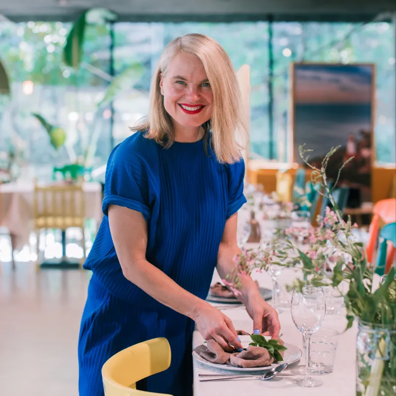 Vrouw in blauw kleding