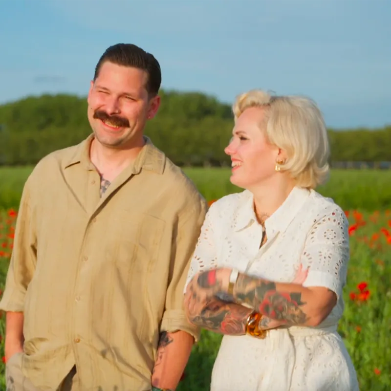 twee mensen in een bloemenweide