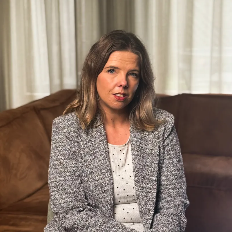 een vrouw zit in een stoel