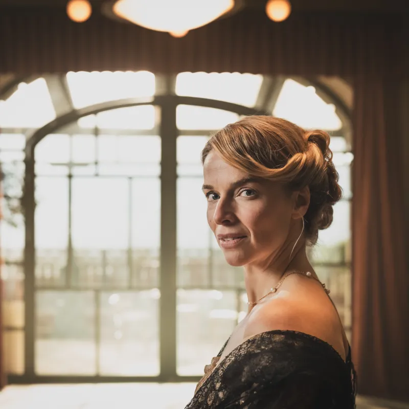 Thekla Reuten in een kostuum voor dramaserie Grand hotel aan zee