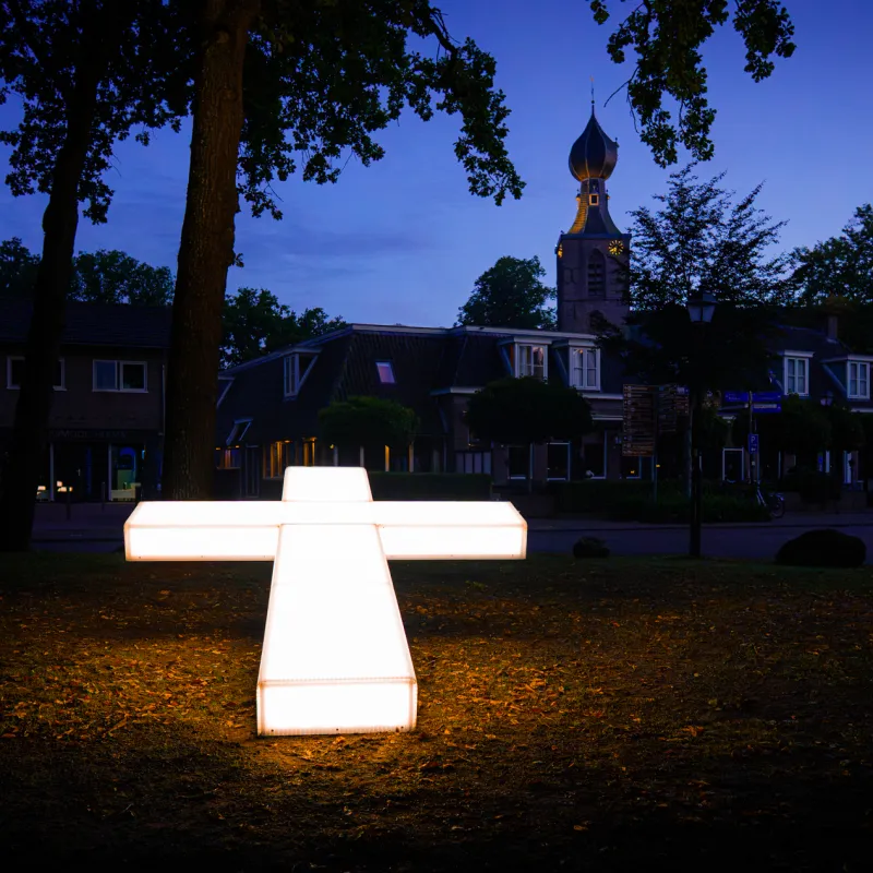 Wit lichtgevend kruis