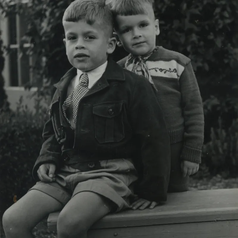 tussen_broers_rene_l_en_rob_als_jonge_broers.jpg