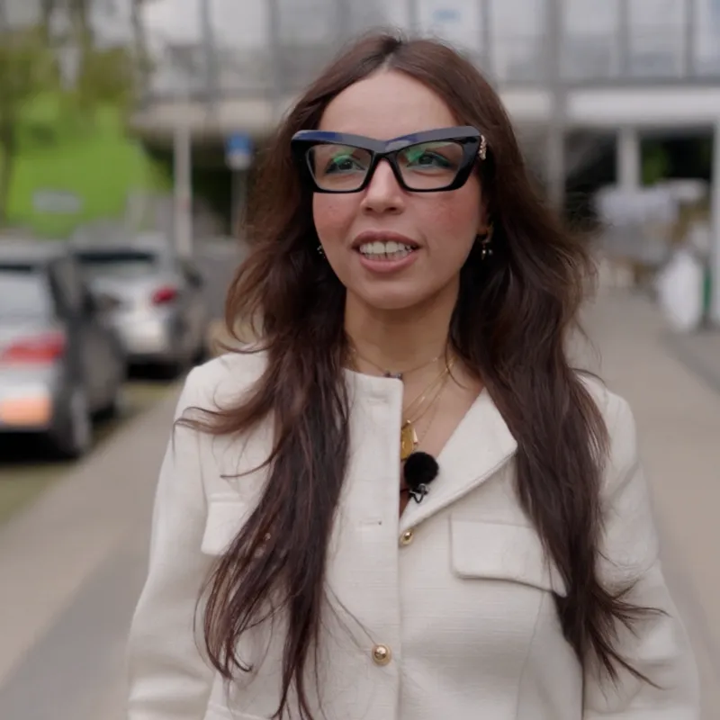 een vrouw met een bril voor een tunnel