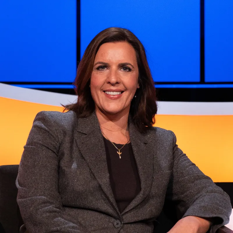 Lachende vrouw met bruin haar in de studio