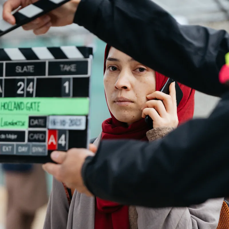 een achter de schermen foto van een vrouw die belt in docuserie Holland Gate