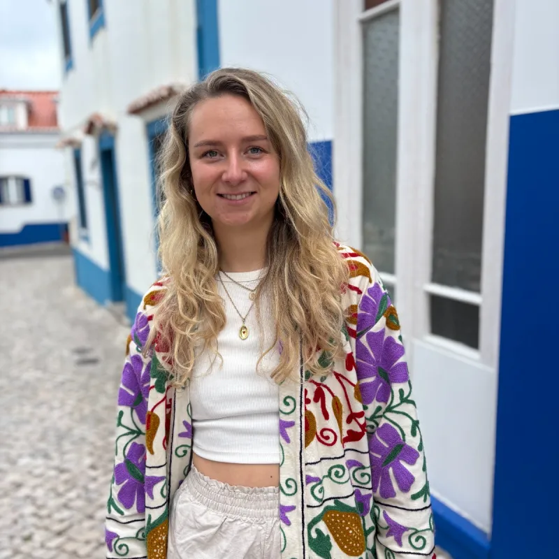 Milou in Portugal tijdens de opnames van Onderweg naar liefde