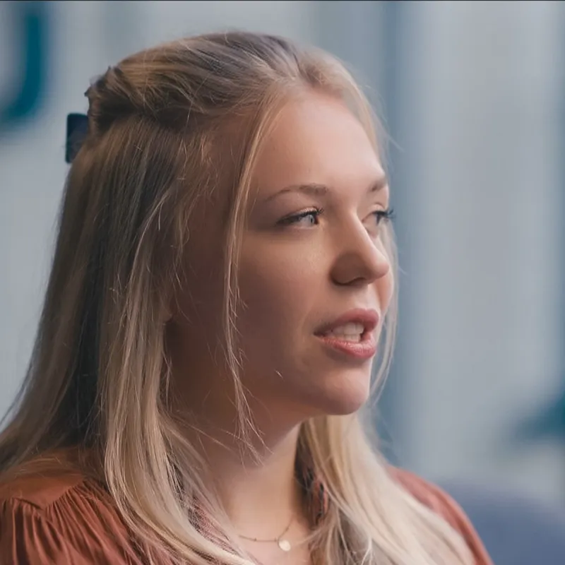 een vrouw kijkt opzij